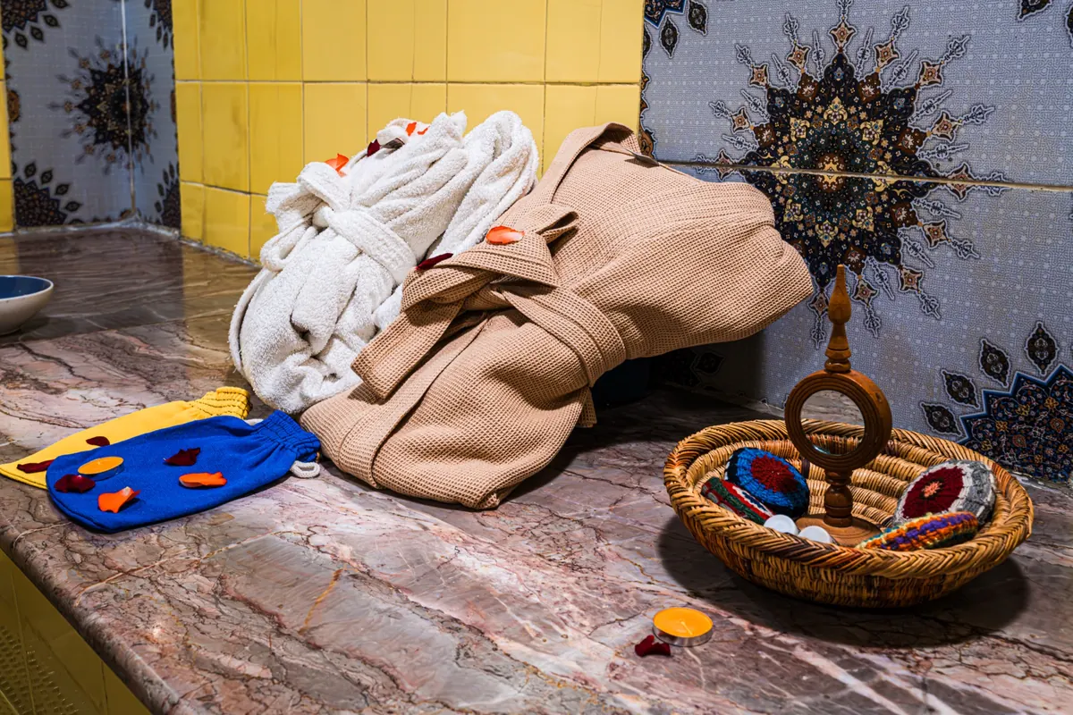 Le panier préparé pour chaque client : peignoir, serviettes, savon noir et gant kessa